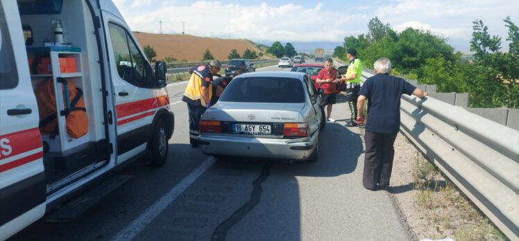 Amasya'da bariyere çarpan otomobildeki 5 kişi yaralandı