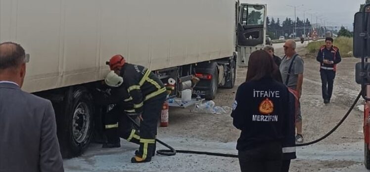 Amasya'da seyir halindeki tırın dorsesinde yangın sonucu hasar oluştu