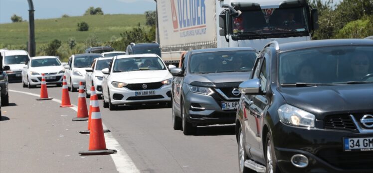 Anadolu Otoyolu'nun Düzce ve Bolu geçişinde bayram yoğunluğu