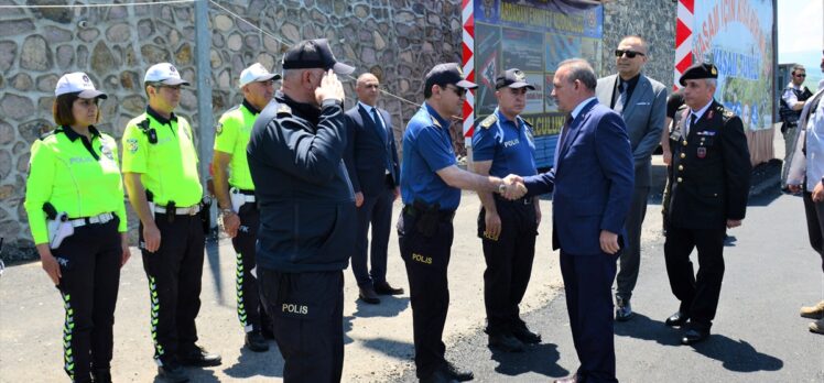 Ardahan Valisi Öner, nöbetçi kolluk ve sağlık personeliyle bayramlaştı