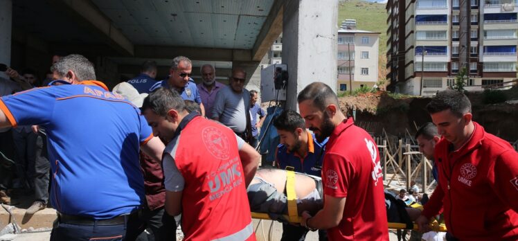 Bitlis'te inşaatta yıkılan tahta kalıpların altında kalan 2 işçi yaralandı