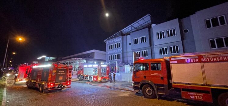 Bursa'da kauçuk fabrikasında çıkan yangına müdahale ediliyor