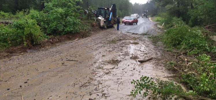 Bursa’da taşan dere kırsal mahallenin yolunu kısmen kapattı