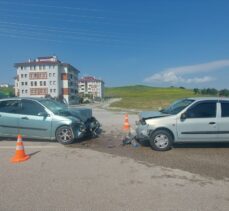 Çorum'da iki otomobil çarpıştı, 8 kişi yaralandı