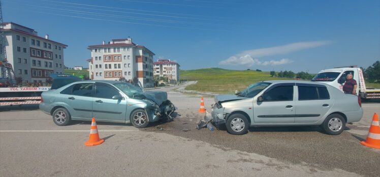 Çorum'da iki otomobil çarpıştı, 8 kişi yaralandı