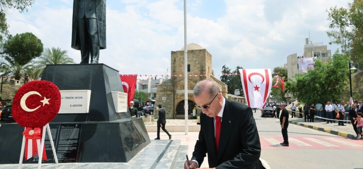 Cumhurbaşkanı Erdoğan, Lefkoşa Atatürk Anıtı'nı ziyaret etti: