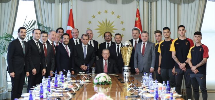 Cumhurbaşkanı Erdoğan, Galatasaray futbol takımını kabul etti