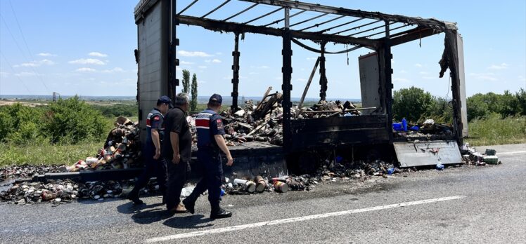 Edirne'de seyir halindeyken dorsesinde yangın çıkan tırda hasar oluştu