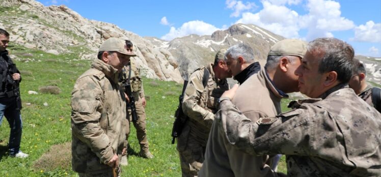 Erzincan Valisi Makas, operasyon bölgelerindeki güvenlik güçleriyle bayramlaştı