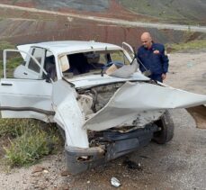 Erzincan'da iki otomobilin çarpıştığı kazada 2 kişi yaralandı