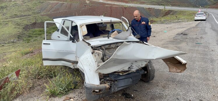 Erzincan'da iki otomobilin çarpıştığı kazada 2 kişi yaralandı