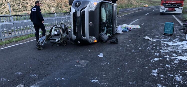 Erzurum'da hafif ticari aracın bariyerlere çarptığı kazada 1 kişi öldü, 2 kişi yaralandı