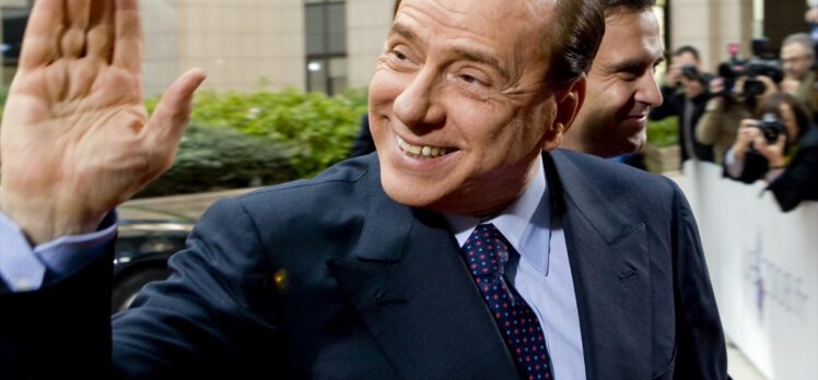 Eski İtalya Başbakanı Silvio Berlusconi hayatını kaybetti