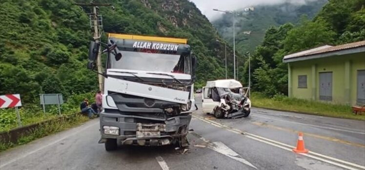 Giresun'da kamyon ile minibüsün çarpıştığı kazada 1 kişi öldü