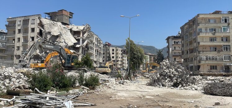 Hatay'da ağır hasarlı binaların yıkımı devam ediyor