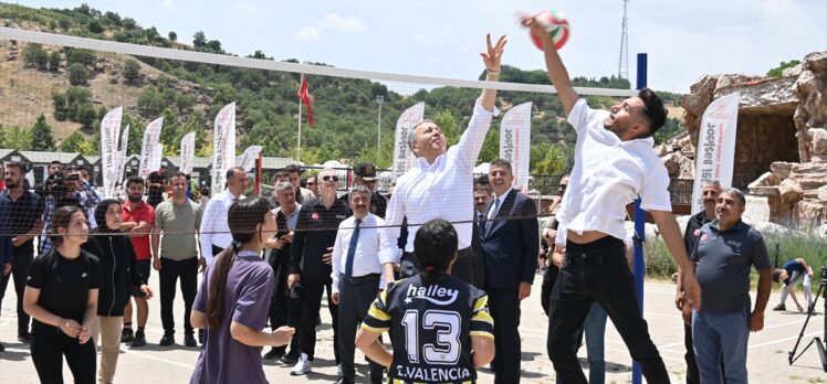 İçişleri Bakanı Yerlikaya, Adıyaman'da depremzede gençlerle bir araya geldi