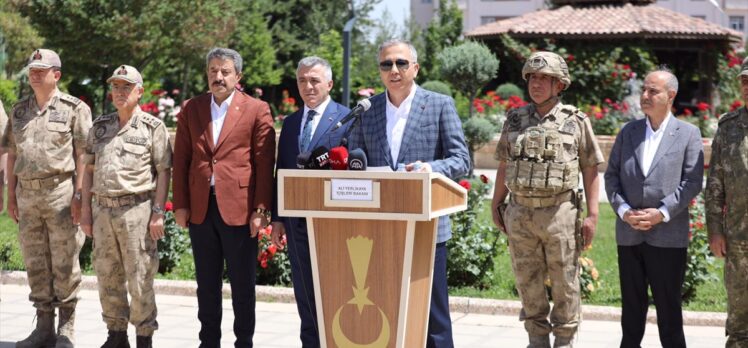 İçişleri Bakanı Yerlikaya, Çakırsöğüt Jandarma Komando Tugay Komutanlığını ziyaret etti: