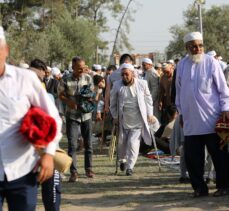 İran'ın Gülistan eyaletinde binlerce kişi bayram namazını büyük meydanda kıldı