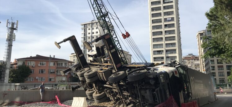 İstanbul'da metro hattı şantiyesinde vinç devrildi, operatör yaralandı