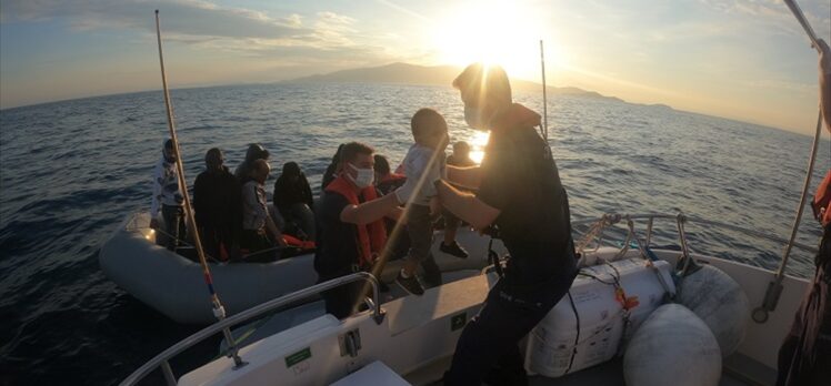 İzmir açıklarında lastik bottaki 17 düzensiz göçmen kurtarıldı