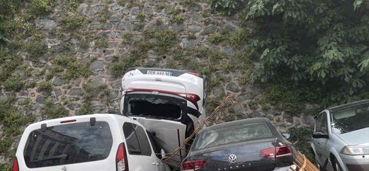 Kağıthane'de korkulukları aşarak alt yola düşen otomobildeki iki kişi yaralandı