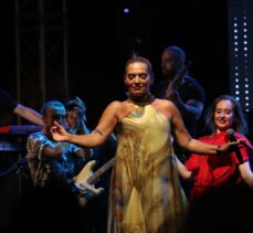 Kaş'ta, şarkıcı Demet Akalın konser verdi