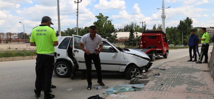 Kastamonu'da devrilen otomobildeki 2 kişi yaralandı