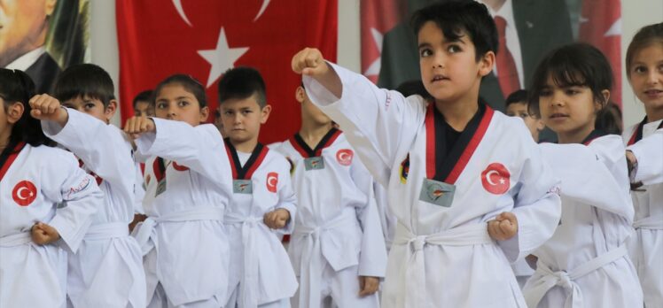 Kayseri'de kırsal mahallelerdeki çocuklar jandarma öncülüğünde sporla tanıştı