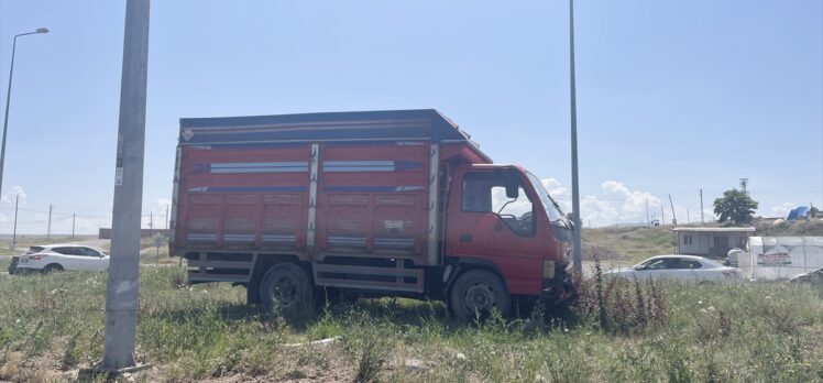 Kayseri'de minibüs ile kamyonetin çarpışması sonucu 1 kişi öldü, 14 kişi yaralandı