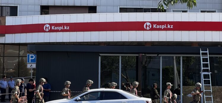 Kazakistan’da rehin alınan banka çalışanları kurtarıldı