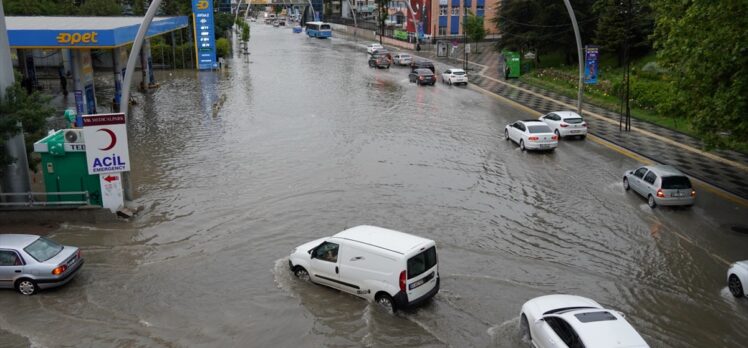 Keçiören Belediyesi, sağanak mağdurları için araçlarını seferber etti