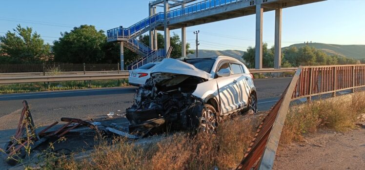 Kırıkkale'de demir korkuluklara çarpan otomobildeki 1 kişi öldü, 2 kişi yaralandı