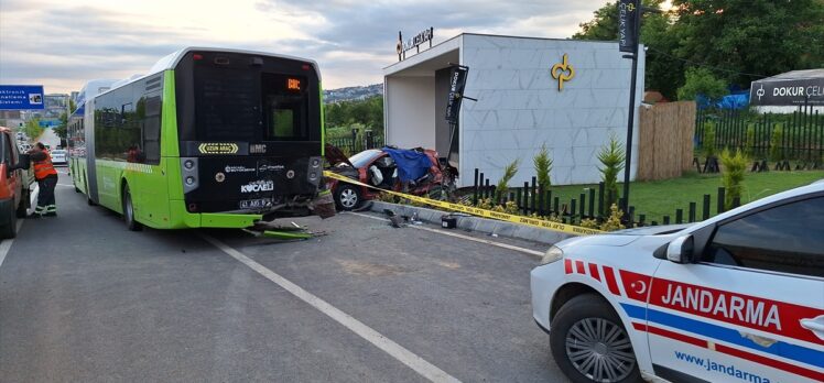 Kocaeli'de belediye otobüsüyle çarpışan otomobilde 3 kişi öldü, 3 kişi yaralandı