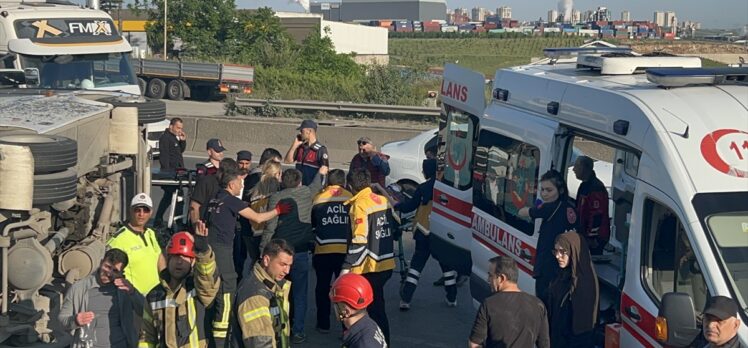 Kocaeli'de tıra çarparak devrilen servis aracındaki 13 işçi yaralandı