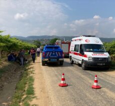 Manisa'da devrilen traktörün altında kalan sürücü öldü