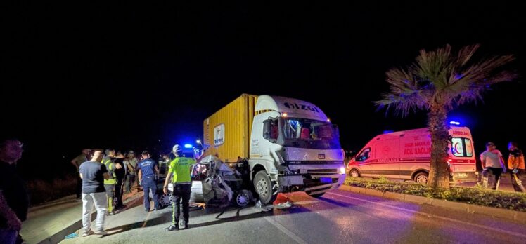 Manisa'da kamyonla çarpışan otomobilin sürücüsü ağır yaralandı