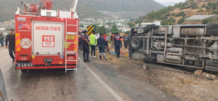 Mersin'de devrilen servis midibüsündeki 12 işçi yaralandı