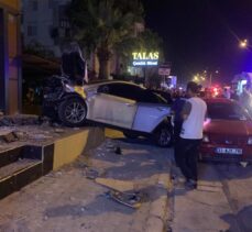 Mersin'de iki otomobilin çarpışması sonucu 2 kişi öldü, 4 kişi yaralandı