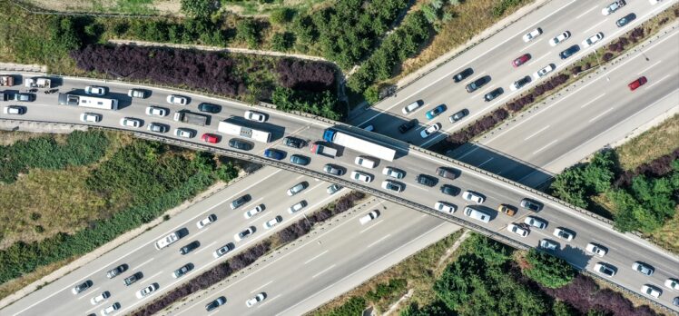 Osmangazi Köprüsü ve İstanbul-İzmir Otoyolu'nda bayram tatili yoğunluğu sürüyor