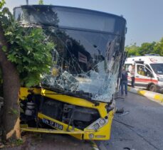 Pendik'te İETT otobüsü ile otomobilin çarpıştığı kazada 4 kişi yaralandı