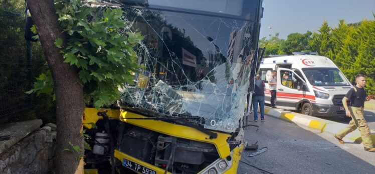 Pendik'te İETT otobüsü ile otomobilin çarpıştığı kazada 4 kişi yaralandı