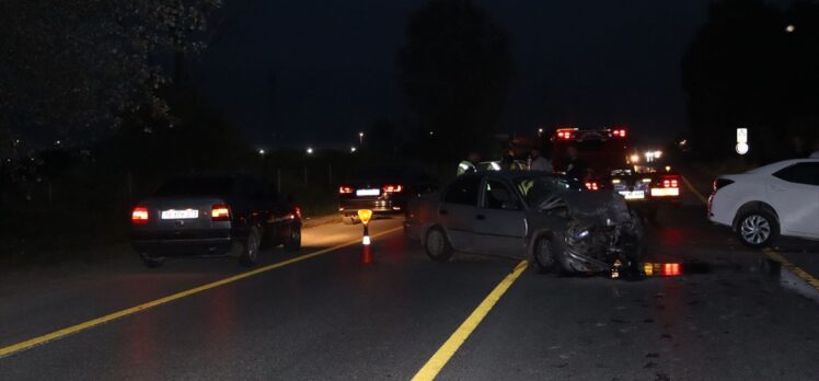 Sakarya'da 2 otomobilin çarpışması sonucu 5 kişi yaralandı