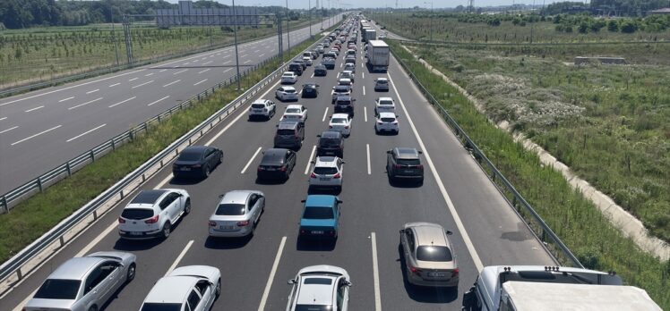 Sakarya ve Kocaeli'de otoyollarda bayram yoğunluğu yaşanıyor