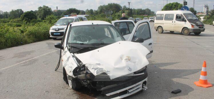 Samsun'da iki otomobilin çarpıştığı kazada 3 kişi yaralandı