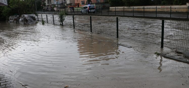 Samsun'un Havza ilçesinde sağanak taşkın ve su baskınına neden oldu