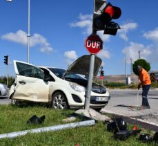 Sivas'ta tır ile çarpışan otomobildeki 4 kişi yaralandı