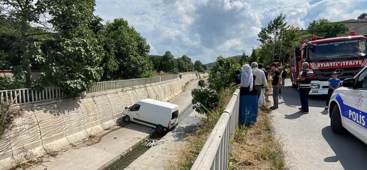 Sultanbeyli'de park halindeki panelvan dereye düştü