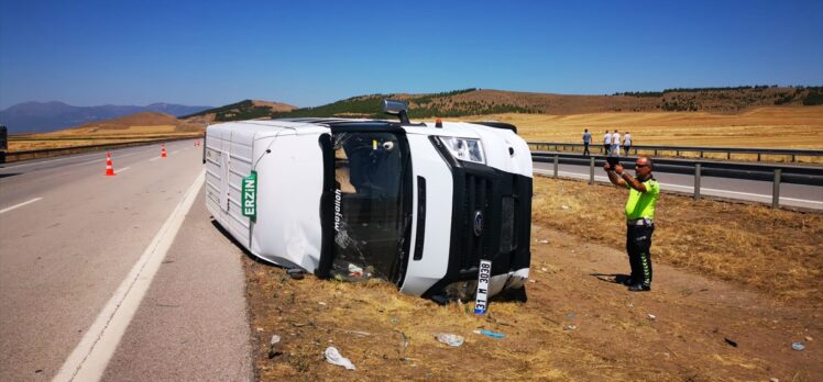 TAG Otoyolu'nda devrilen minibüsteki 13 kişi yaralandı