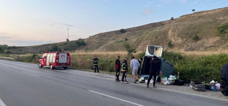 Tokat'ta hafif ticari araç sulama kanalına devrildi, 5 kişi yaralandı