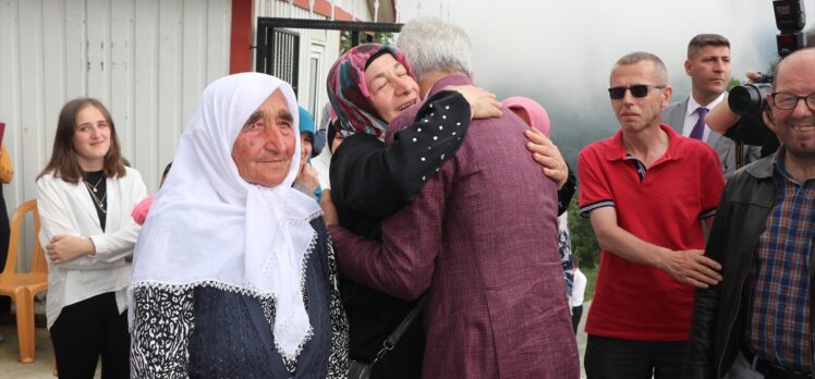 Ulaştırma ve Altyapı Bakanı Uraloğlu, baba ocağında vatandaşlarla bir araya geldi: